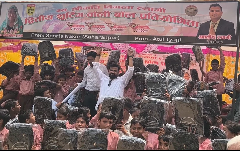 स्कूल के बच्चों को स्कूल बैग वितरित करते हुए अवनीश त्यागी।