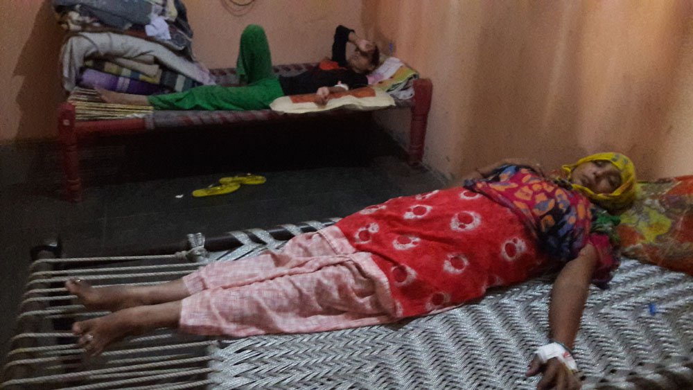नकुड़ के गांव खारीबांस में स्वास्थ्य विभाग के कैंप में उपचाराधीन बुखार पीड़ित