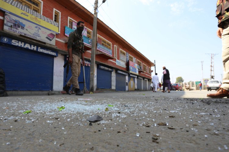कश्मीर: अनंतनाग में डीसी ऑफिस के बाहर सुरक्षाबलों पर ग्रेनेड हमला, ट्रैफिककर्मी सहित 10 घायल