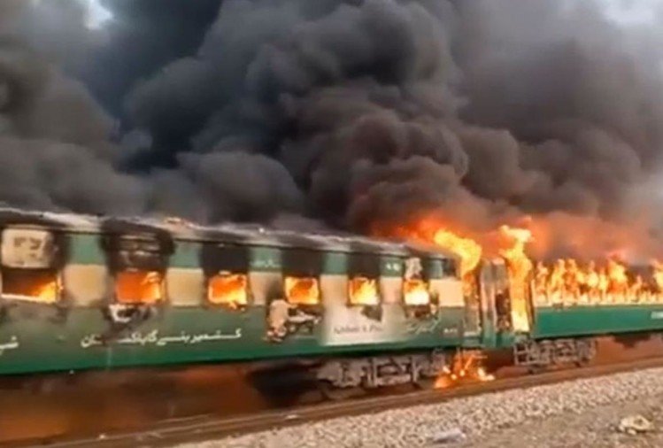 पाकिस्तान: ट्रेन के अंदर नाश्ता बना रहा था यात्री, सिलिंडर फटने से गई 62 की जान