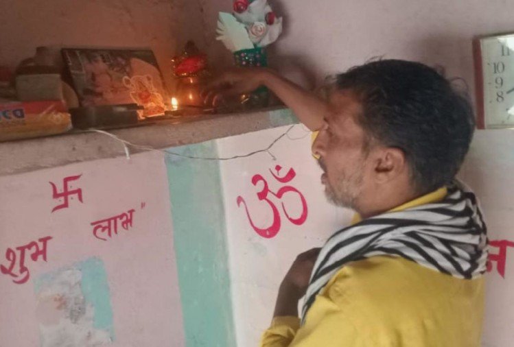 शामली: कुड़ाना का शौकीन रखता है नवरात्र के व्रत, दुकान में की कलश स्थापना