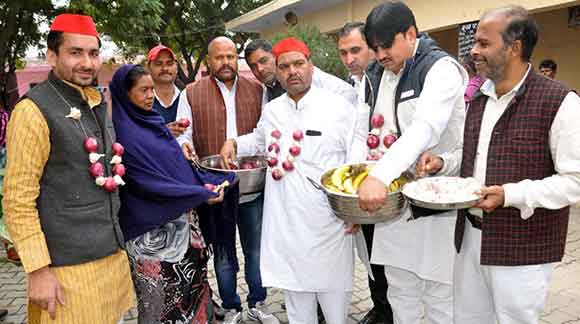 मुलायम सिंह यादव के जन्मदिन पर प्याज व लहसून बांटकर किया सांकेतिक विरोध प्रदर्शन