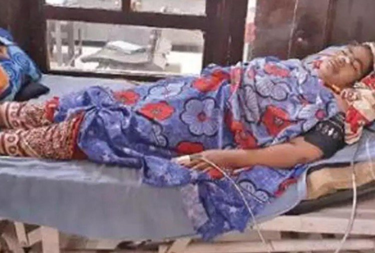 सरकारी अस्पताल के चिकित्सकों की लापरवाही, पथरी का ऑपरेशन कर महिला के पेट में छोड़ा तौलिया व बैंडेज