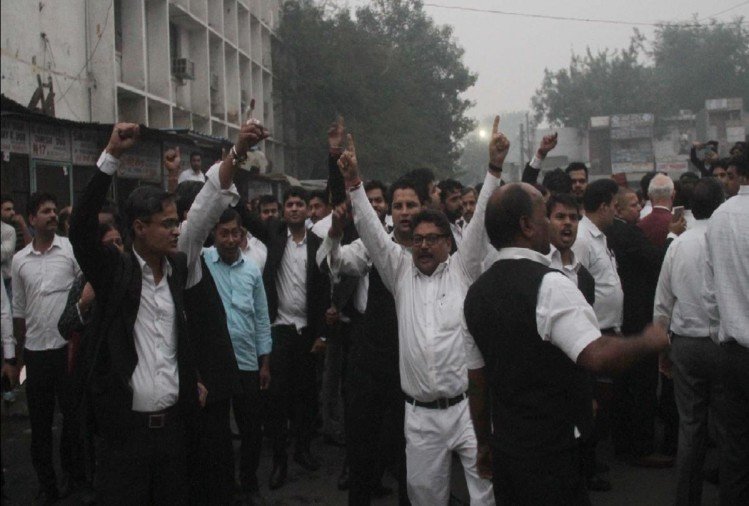 तीस हजारी मामला: वकीलों की हड़ताल खत्म, आज से काम पर लौटेंगे