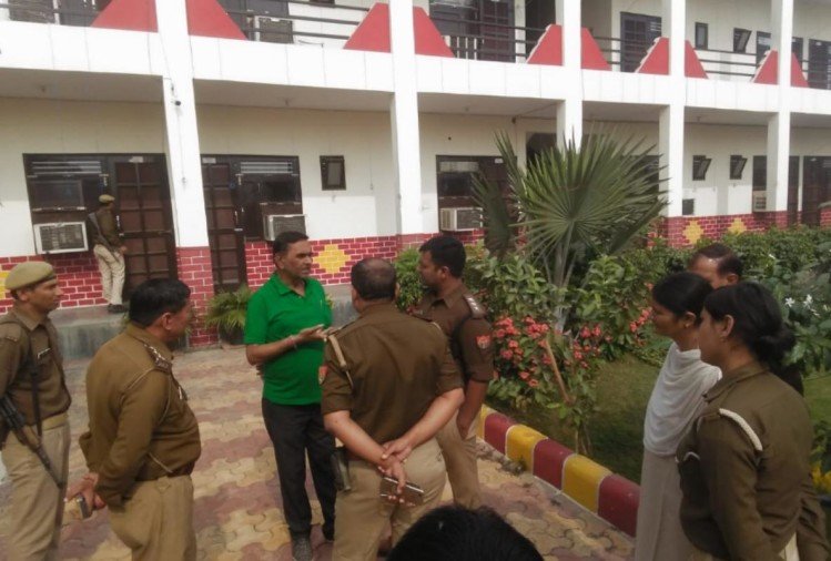 दिल्ली-मेरठ हाईवे स्थित होटल में पुलिस की रेड, आपत्तिजनक हालत में मिले आधा दर्जन युवक-युवती