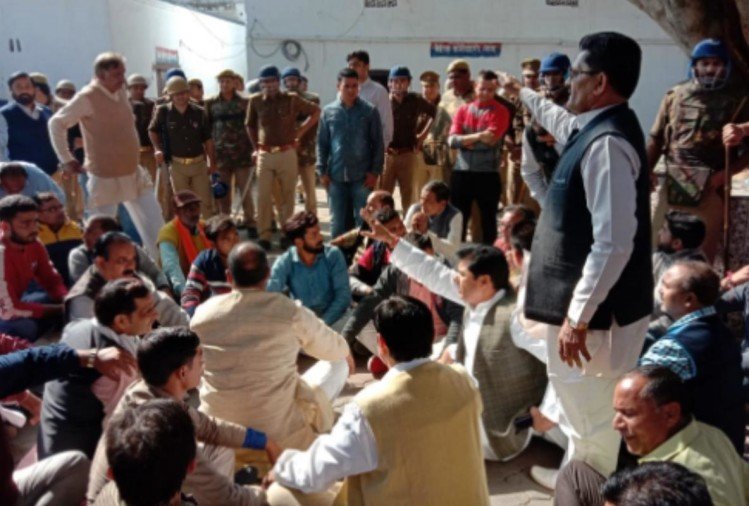 मुजफ्फरनगर: विधायक विक्रम सैनी के खिलाफ धरना-प्रदर्शन, पुलिस से नोंकझोक, घंटों बाद मामले का पटाक्षेप