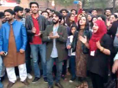 लाहौर यूनिवर्सिटी में गूंजे जेएनयू जैसे आजादी-आजादी के नारे, सोशल मीडिया पर ट्रेंड हो रहे विडियो