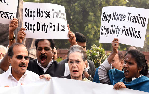 महाराष्ट्र में सियासी ड्रामे के बीच संसद के बाहर कांग्रेस का विरोध प्रदर्शन