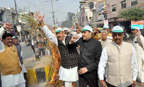 रालोद कार्यकर्ताओं ने जलाई गन्ने की होली, सौंपा ज्ञापन