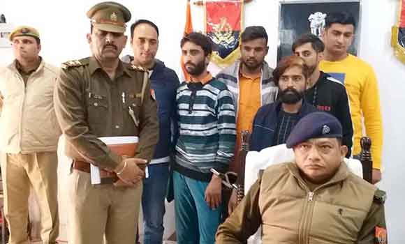 पुलिस ने किया शराब ठेका लूटकांड का खुलासा, चार आरोपी दबोचे, तीन फरार