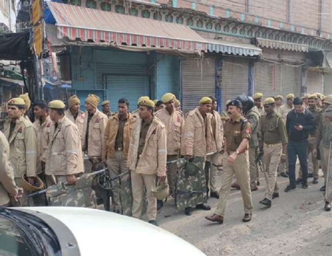 जुमे की नमाज के बाद फीरोजाबाद में बवाल: पुलिस चौकी फूंकी; मेरठ व मुजफ्फरनगर भीड़ ने किया पथराव