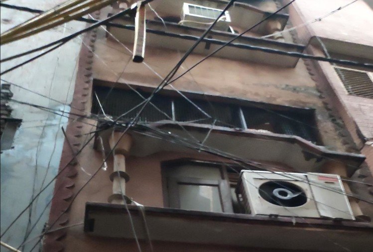 अनाज मंडी हादसा : मौत की फैक्टरी में है एक ही दरवाजा, वो भी बाहर से बंद