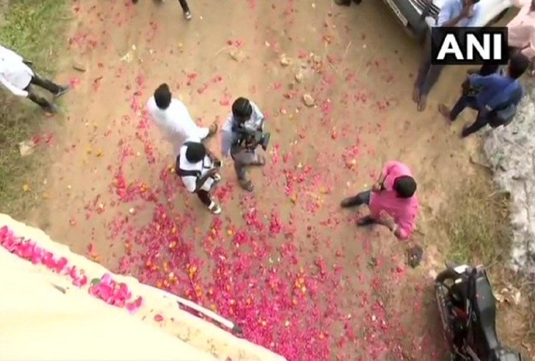 हैदराबाद एनकाउंटर: पुलिसकर्मियों पर महिलाओं ने बरसाए फूल, बांधी राखी