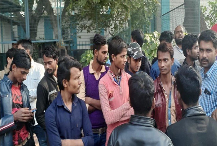 दिल्ली अग्निकांड : शवों की शिनाख्त के लिए रात भर ठंड में ही तड़पते रहे परिजन