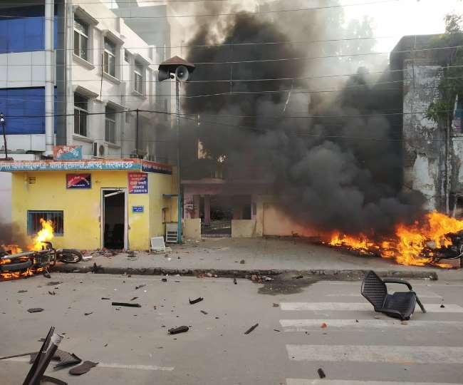 लखनऊ: हसनगंज चौकी में आगजनी, कलेक्‍ट्रेट में सपाइयों पर लाठीचार्ज-पथराव में एसपी ट्रैफिक घायल