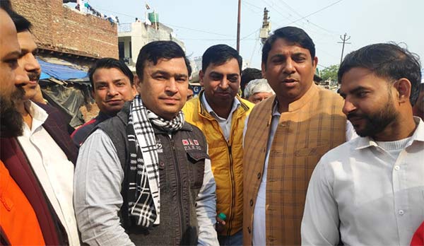 मोहित गुप्ता, अवतार भाटी महानगर अध्यक्ष संजीव शर्मा के साथ