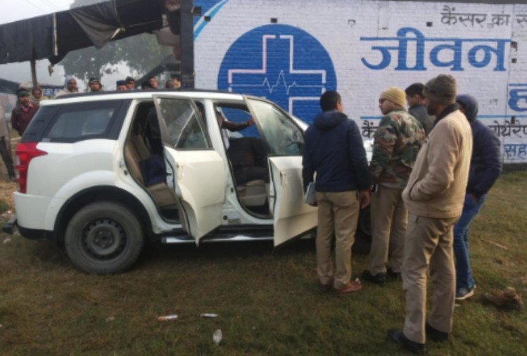 दिन निकलते ही वारदात, कार सवार व्यक्ति की गला रेतकर हत्या, ड्राइविंग सीट पर लहूलुहान मिला शव