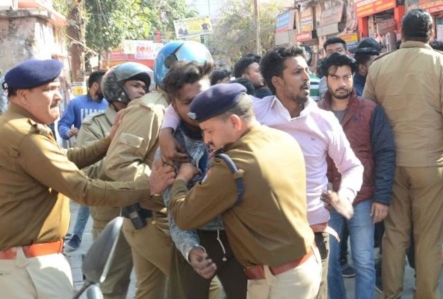 देहरादूनः डीएवी में तीसरी बार मारपीट, पुलिस ने लाठियां फटकारी, चार छात्र गिरफ्तार