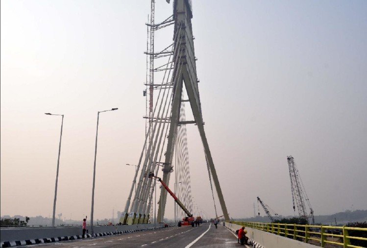 ट्रक ने मारी टक्कर, सिग्नेचर ब्रिज से नीचे गिरकर बाइक सवार की मौत