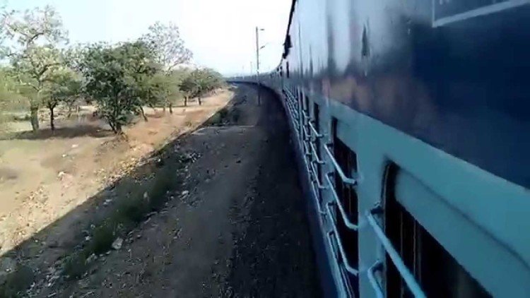 डीआरडीओ सचिव की बेटी से चलती ट्रेन में लूटे 10 लाख के जेवर