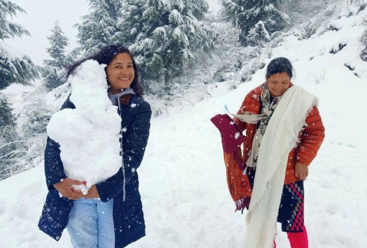 मौसम का हाल: बारिश में भीगा दिल्ली एनसीआर, पहाड़ों पर भारी बर्फबारी