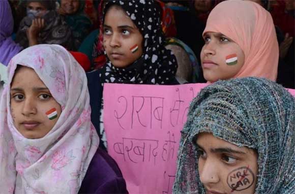 आजमगढ़: CAA के खिलाफ धरना दे रही महिलाओं ने किया पथराव, पुलिस का लाठीचार्ज