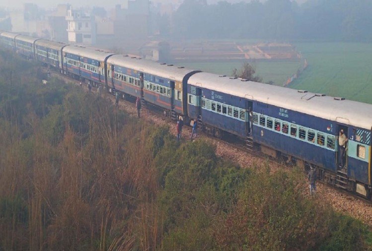 यूपी: जनता एक्सप्रेस के इंजन में फंसा गोवंश, यात्रियों में मची अफरा-तफरी, एक घंटा खड़ी रही ट्रेन