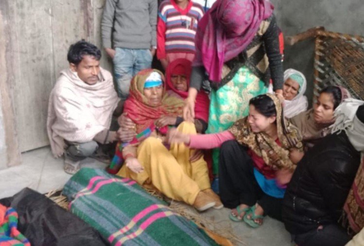 शामली अग्निकांड: तीन महिलाओं के शव चौपाल पर रखकर परिजनों ने किया धरना प्रदर्शन
