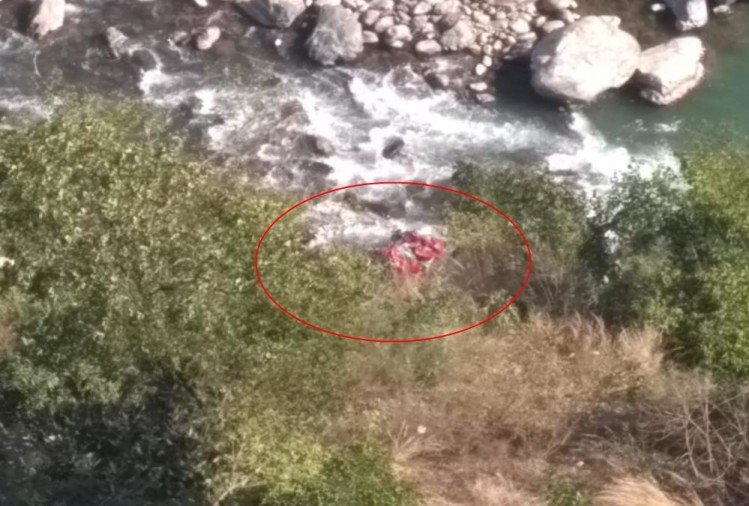 उत्तराखंड: गंगोत्री हाईवे पर नदी में गिरा वाहन, छह की मौत, एक महिला समेत तीन बच्चे भी शामिल