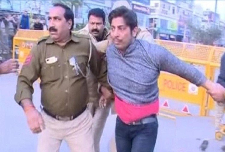 सीएए: अब शाहीन बाग में एक शख्स ने चलाई गोली, पुलिस ने हिरासत में लिया