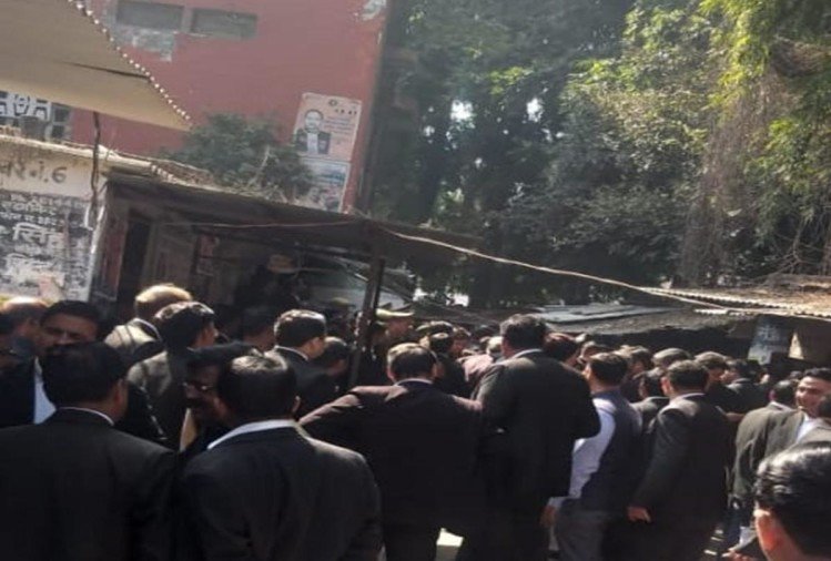 लखनऊ: वजीरगंज कोर्ट परिसर में देसी बम के हमले से सनसनी, कई वकील घायल