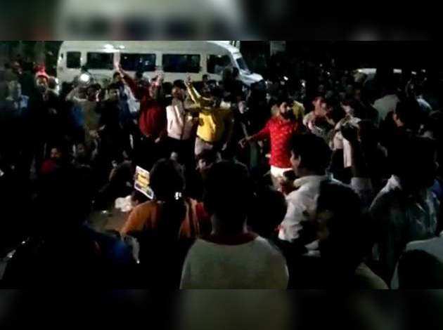 दिल्ली के जाफराबाद में लग रहे हैं 'शाहीन बाग खाली करो' के नारे