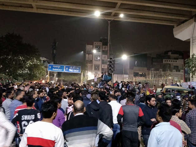 जाफराबाद-मौजपुर पत्थरबाजी की ग्राउंड रिपोर्ट:  ‘देश के गद्दारों को…’ नारे के साथ जमा हुई भीड़, फिर बरसने लगे पत्थर