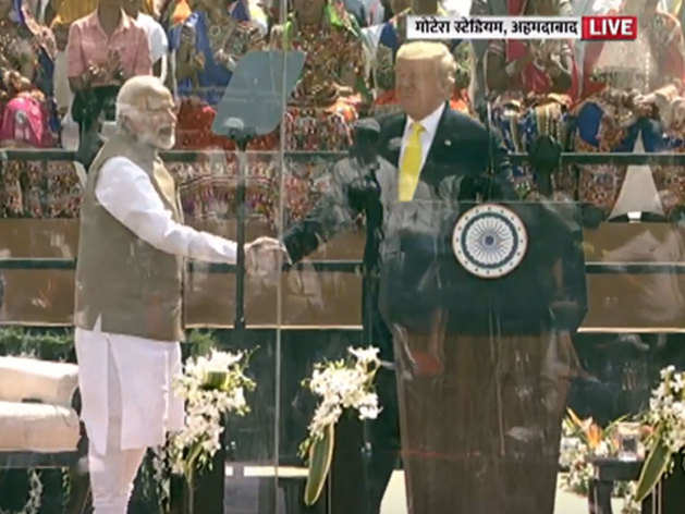 चायवाला…भाषण रोक जब डॉनल्ड ट्रंप ने पीएम मोदी से मिलाया हाथ