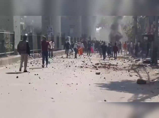 जाफराबाद में सीएए विरोधी प्रदर्शनकारी ने पुलिस पर तानी बंदूक, की फायरिंग