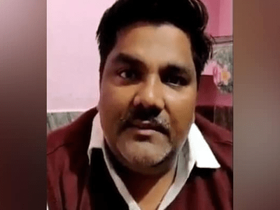 दिल्ली हिंसाः दंगाइयों संग लाठी लिए दिखे ताहिर हुसैन पर मर्डर का केस दर्ज, AAP ने भी किया सस्पेंड
