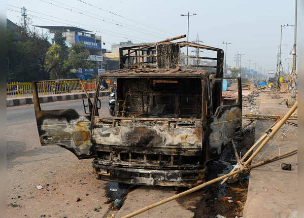 गाड़ी ही नहीं जला दी गई, एक रोजी भी धुआं हो गई