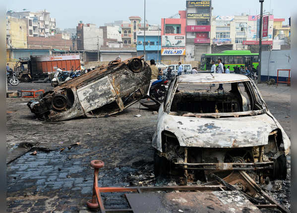 पेट्रोल भरवाने आए थे, उन्होंने पेट्रोल से ही फूंक दिया