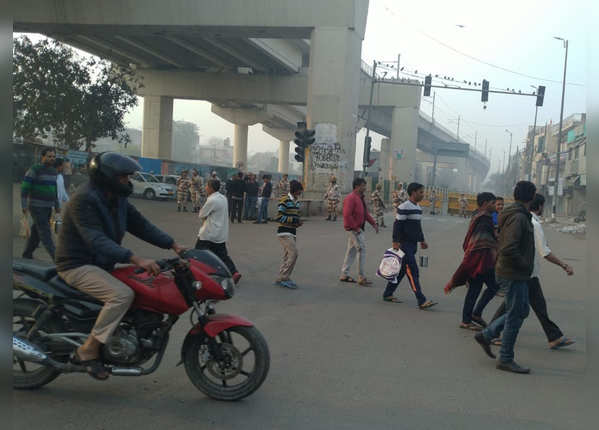 मौजपुर में सुरक्षा के बीच लोगों की चहलकदमी शुरू