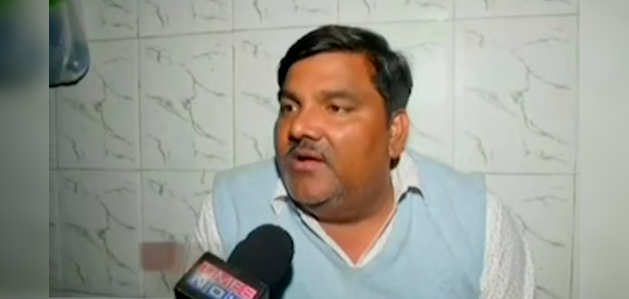 दिल्ली हिंसाः दंगाइयों संग दिखे ताहिर हुसैन पर मर्डर का केस दर्ज, AAP ने भी किया सस्पेंड