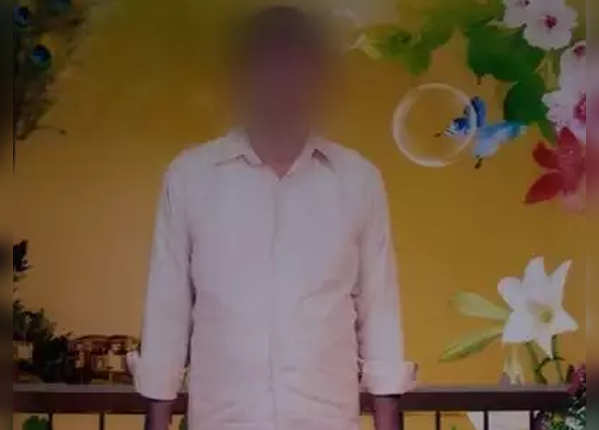 3- एक शख्स ने आत्महत्या कर ली