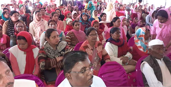 पोषण कार्यक्रम मे उपस्थित अतिथि व आंगन बाडी कार्यकर्ता