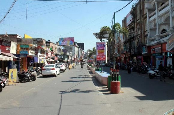 कोरोना: दिल्ली में सभी मॉल बंद, महाराष्ट्र में मुंबई समेत चार शहर लॉकडाउन