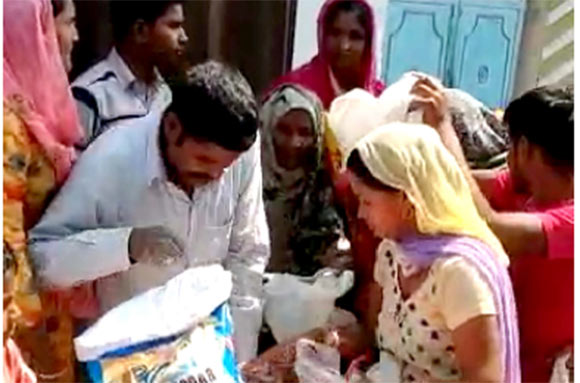 गरीब लोगों को खादय सामग्री का वितरण किया गया।
