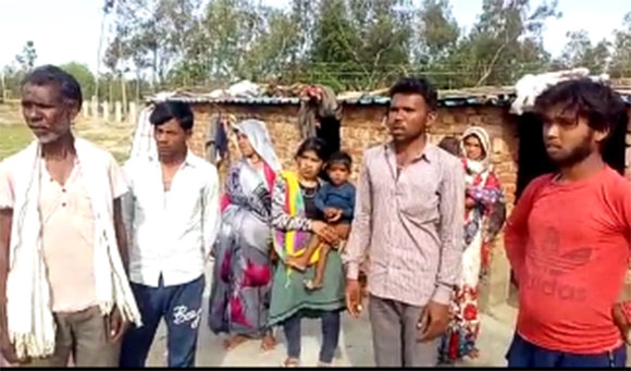 लाकडाउन के चलते डिग्री कालेज के निर्माण में लगे एक दर्जन मजदूर व मासूम बच्चे भुखमरी के कगार पर