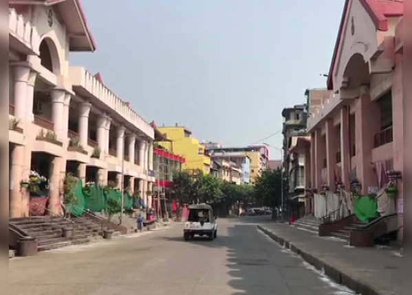 मणिपुर में खाली सड़क और पुलिस मणिपुर में खाली सड़क और पुलिस