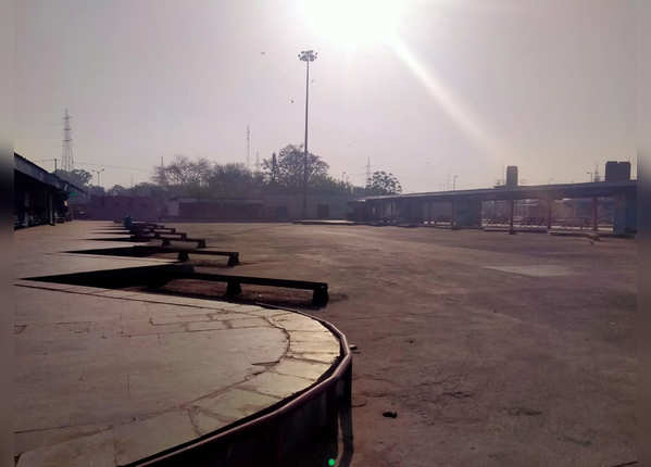 ​भरे रहनेवाले दिल्ली के बसअड्डे खाली