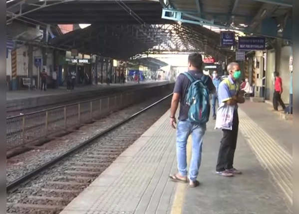 जहां रहती है भीड़, वहां न के बराबर लोग