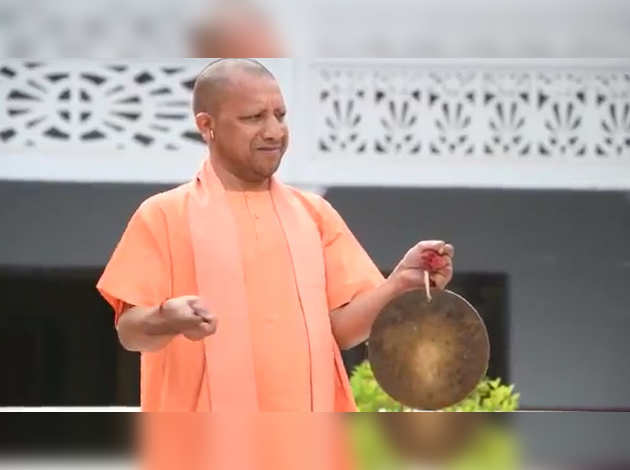 सीएम योगी आदित्यनाथ ने कोरोना संक्रमण के दौरान आवश्यक सेवाओं में लगे लोगों के प्रति जताया आभार