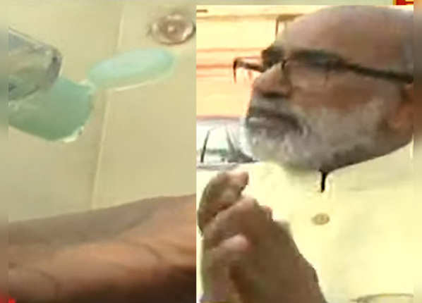 ​सेनेटाइजर लेकर घूम रहे सांसद